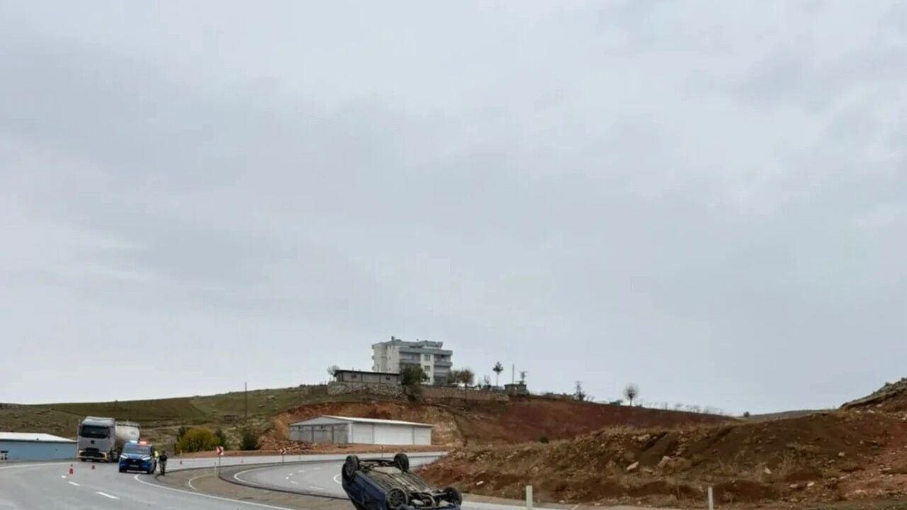 Kurtalan'da Takla Atan Otomobil Refüje Düştü: 2 Yaralı