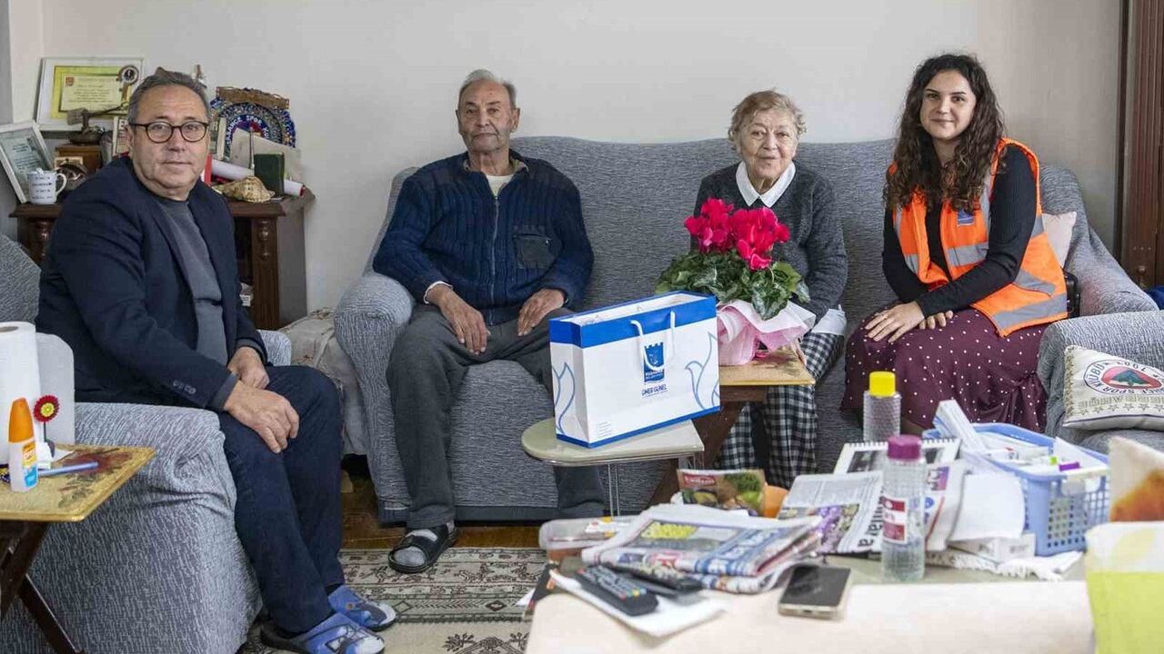 Kuşadası Belediyesi, 80 Yaşındaki Engelli Osman Çağıl’ı Evinde Ziyaret Etti