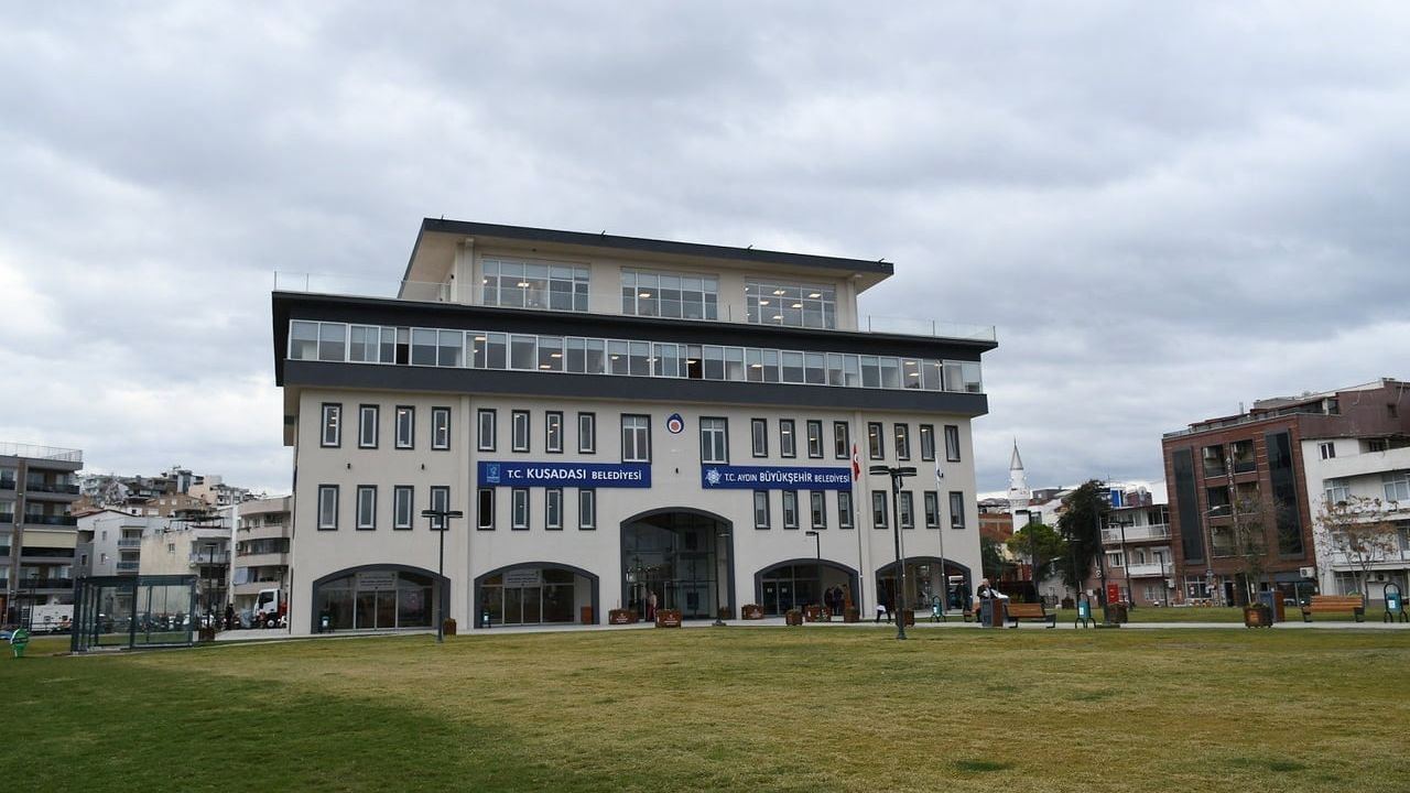 Kuşadası Belediyesi: İki Personelin İş Akdi Feshedildi