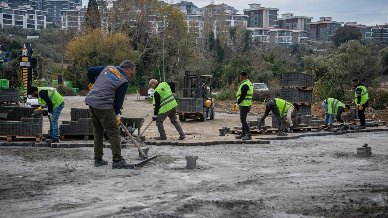 Kuşadası Belediyesi İkiçeşmelik’te 2 bin 500 metrekare Kilit Parke Yolu Yeniliyor