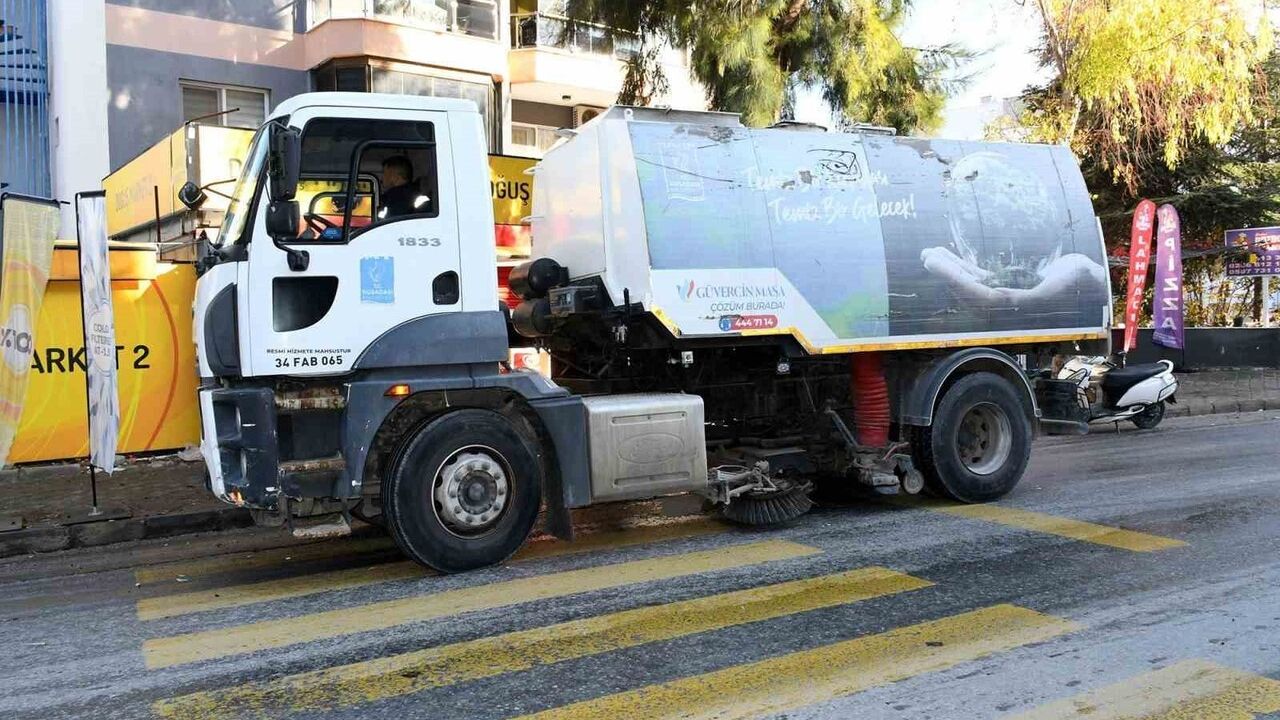 Kuşadası Belediyesi'nden Kadınlar Denizi Mahallesi'nde Detaylı Temizlik