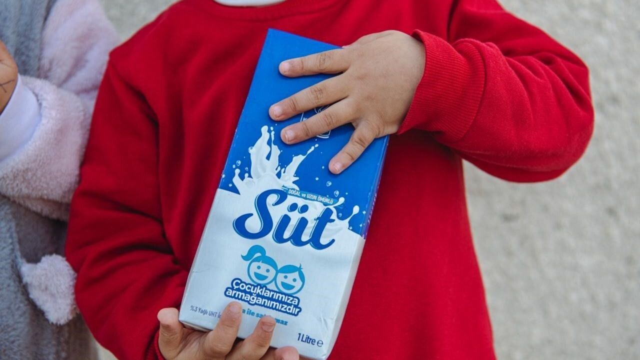 Kuşadası Belediyesi süt dağıtımını sürdürüyor: 122 bin 252 litre ile 1375 çocuğa destek