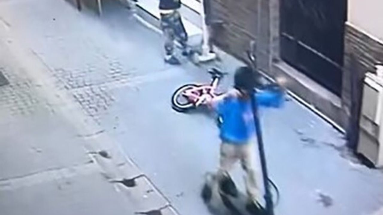 Kuşadası’nda İki Çocuk Boyundan Büyük 30 Bin TL’lik Scooter’ı Çaldı