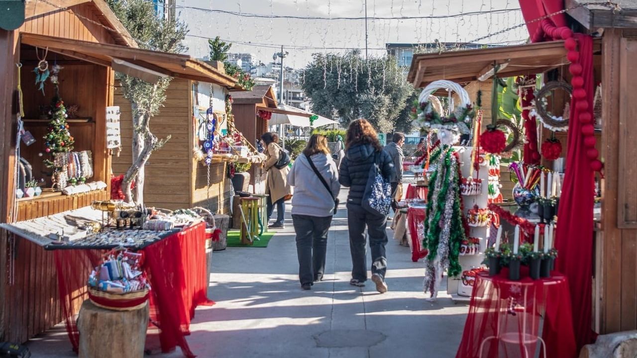 Kuşadası'nda Renkli Yılbaşı Pazarı El Heykeli Önünde Açıldı