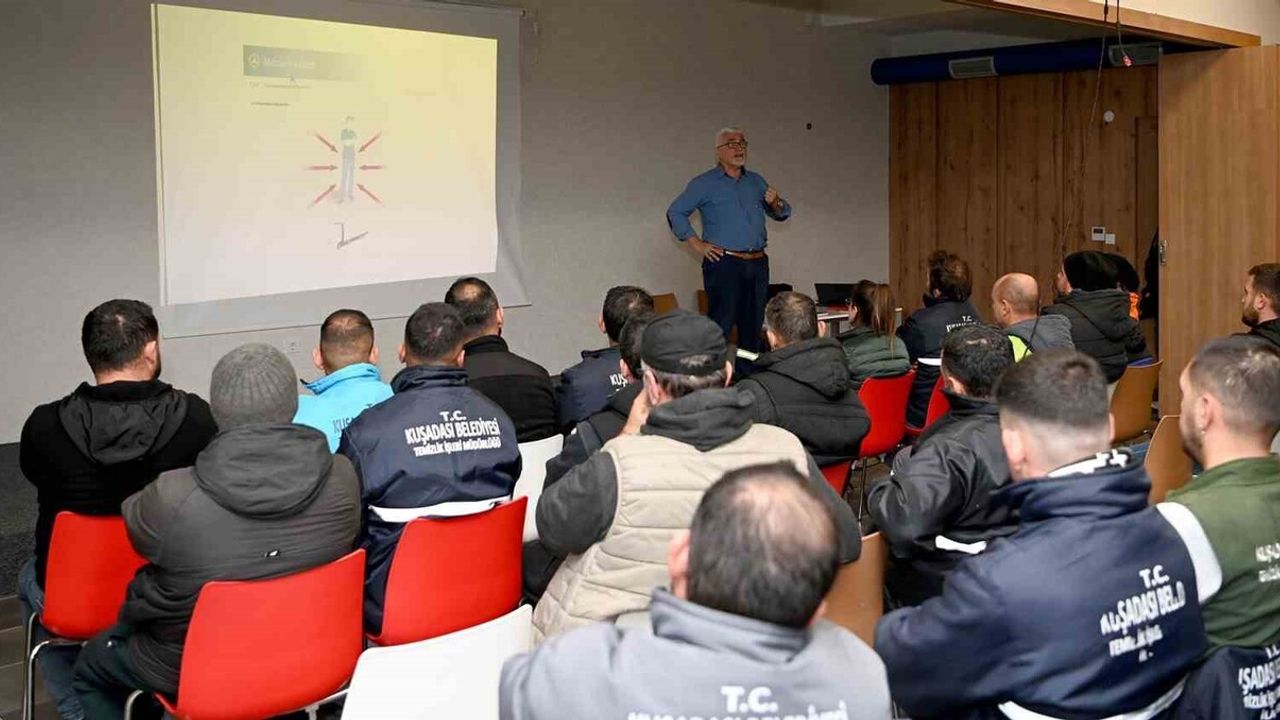 Kuşadası'nda Temizlik İşleri Personeline 'Güvenli Sürüş' Eğitimi