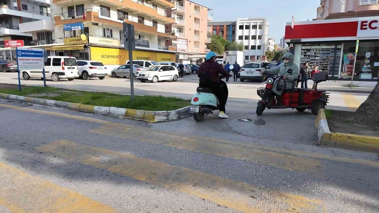Kuşadası'nda Yaya Geçidi Denetimi: 81 Sürücüye 203 bin 497 TL Ceza