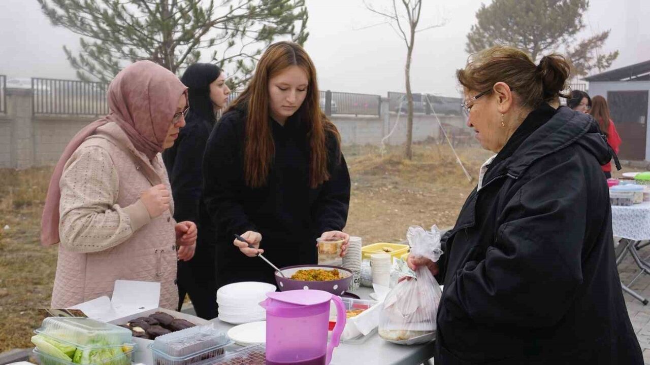 Kütahya Abdülhamid Han Anadolu Lisesi'nden Gazze'ye Destek: Hayır Çarşısı