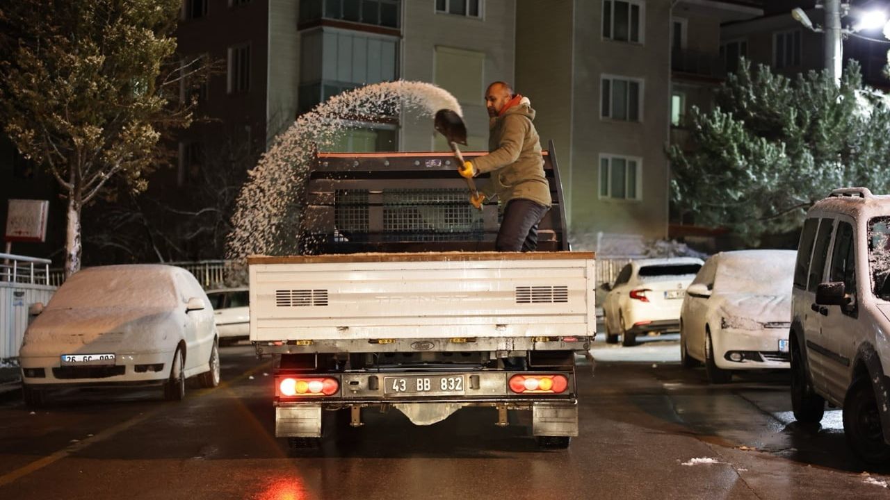 Kütahya Belediyesi 7 Gün 24 Saat Kış Mesaisinde: Tuzlama ve Yol Açma Çalışmaları