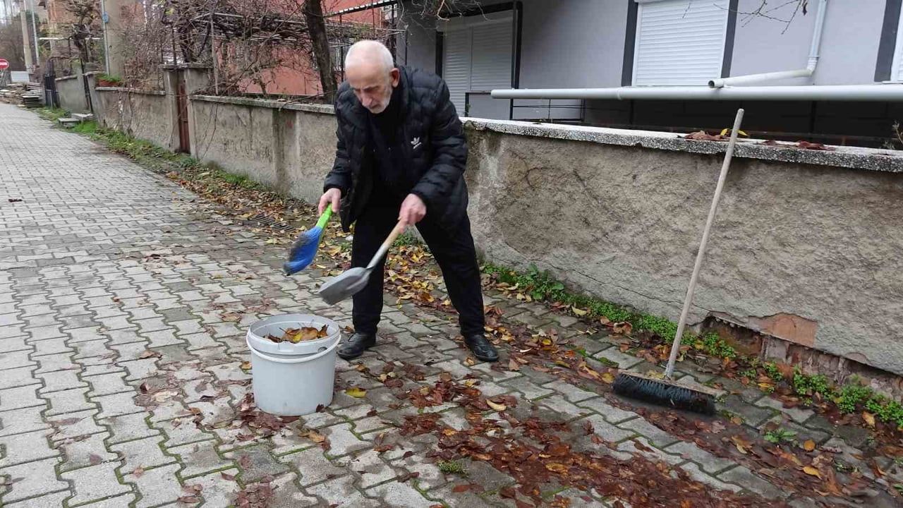 Kütahya’da 83 Yaşındaki Abdullah Kulluk Mahallesine Temizlik Dersi