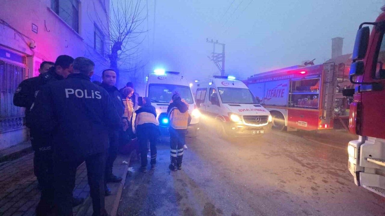 Kütahya'da Ahşap Ev Yangını: 85 Yaşındaki Zekiye Sarı Hayatını Kaybetti