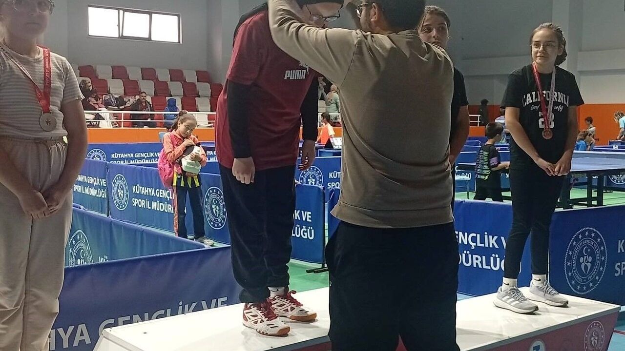 Kütahya'da Akşemsettin Kız Lisesi'nden Masa Tenisinde İl Birinciliği