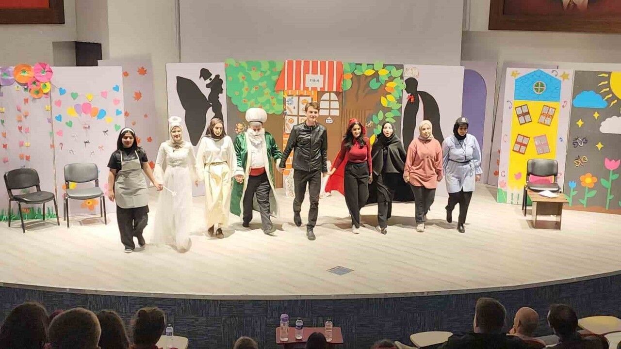 Kütahya'da 'Bir Dürüstlük Hikâyesi' Çocuk Tiyatrosu Öğrencilerle Buluştu