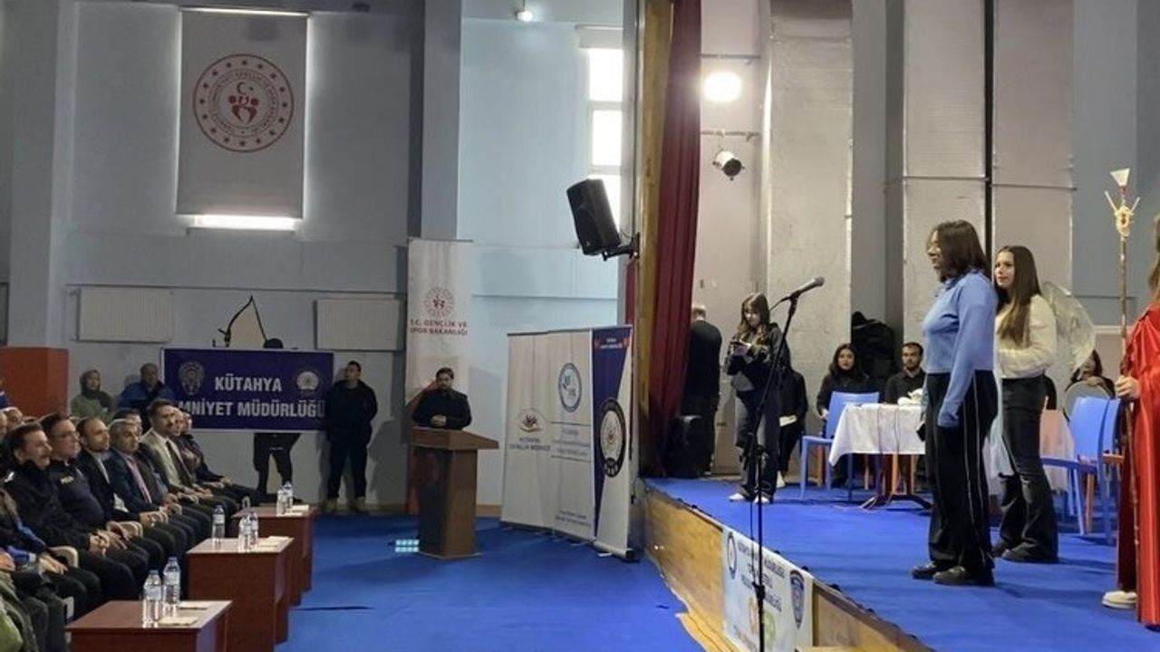 Kütahya'da ÇOGEP-2025: Dumlupınar’da Parlayan Yıldızlar kursiyerleri sahne aldı