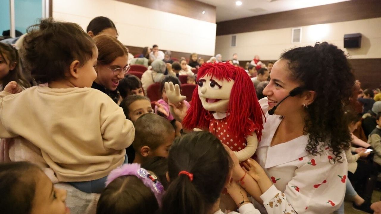 Kütahya'da 'Ecem ile Çilek' Vantrolog Gösterisi Çocuklardan Büyük İlgi