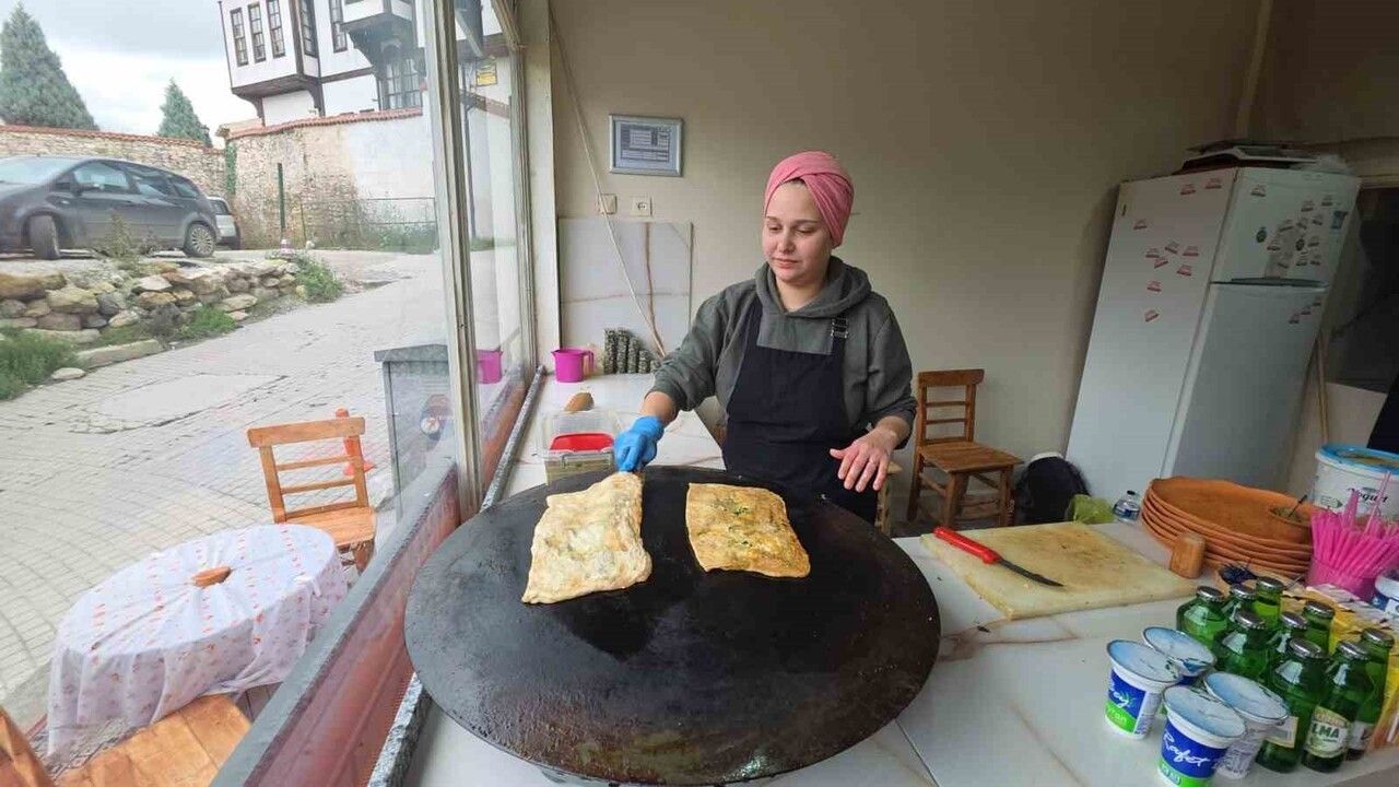 Kütahya'da Gözleme Geleneğini Yaşatan Asya Nil Şavk
