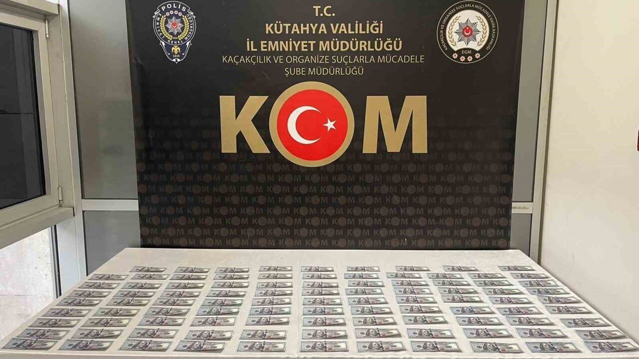 Kütahya'da KOM Operasyonu: 97 Adet Sahte 100 Dolar Ele Geçirildi, Kalpazan Yakalandı