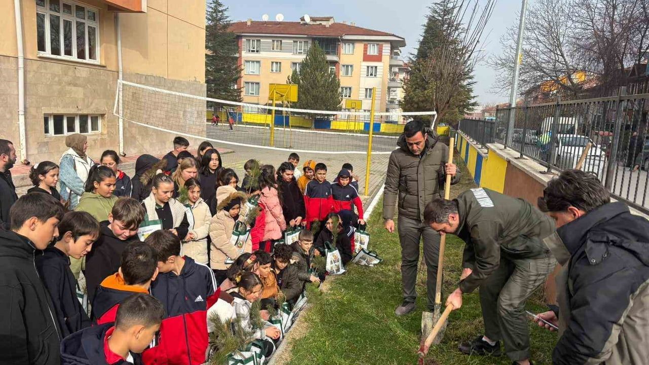 Kütahya’da Öğrenciler 50 Fidanı Toprakla Buluşturdu