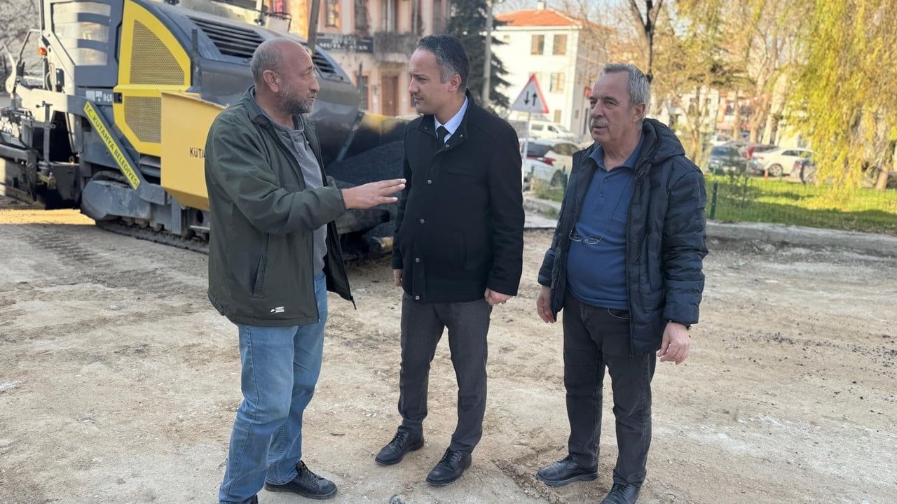 Kütahya'da Saray Mahallesi'nde Asfalt Çalışmaları Sürüyor