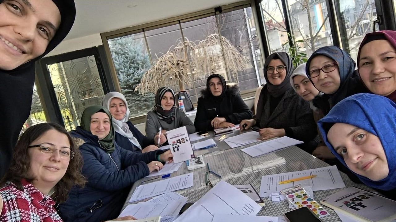 Kütahya'da Veliler Akşemsettin Anadolu İmam Hatip Lisesi'nde Kitap Atölyesinde