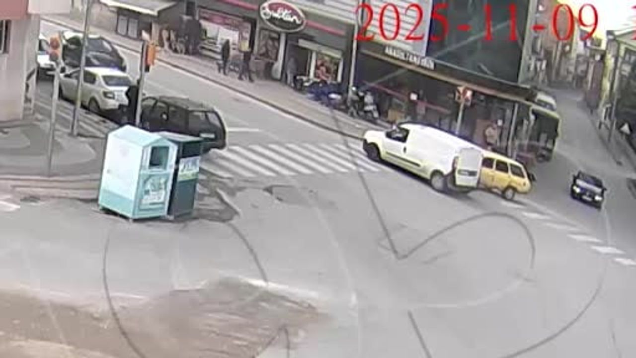 Kütahya'da Yaya Geçidinde Kaza: Otomobil Motosikletli Kuryeye Çarptı