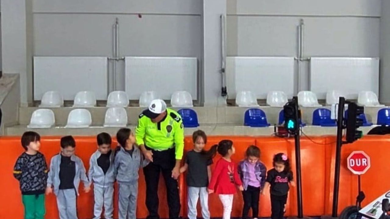 Kütahya İl Emniyeti Simav'da Trafik Eğitimi ve Bilgilendirme Gerçekleştirdi