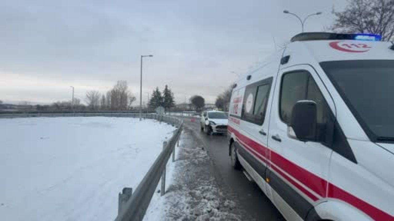 Kütahya Tavşanlı'da D-650'de Buzlanma Kaydı: 1 Yaralı