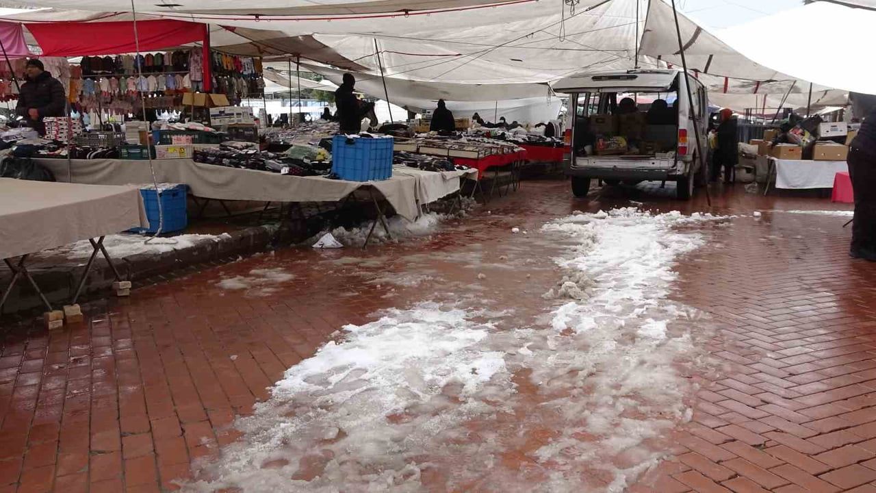 Kütahya Tavşanlı’da Mevsimin İlk Karı Sevinçle Karşılandı