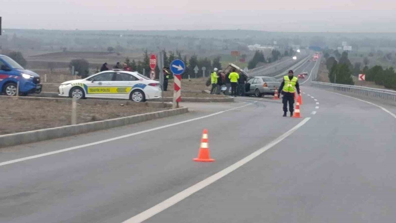 Kütahya Tavşanlı'da otomobil ile traktör çarpıştı: 2 yaralı