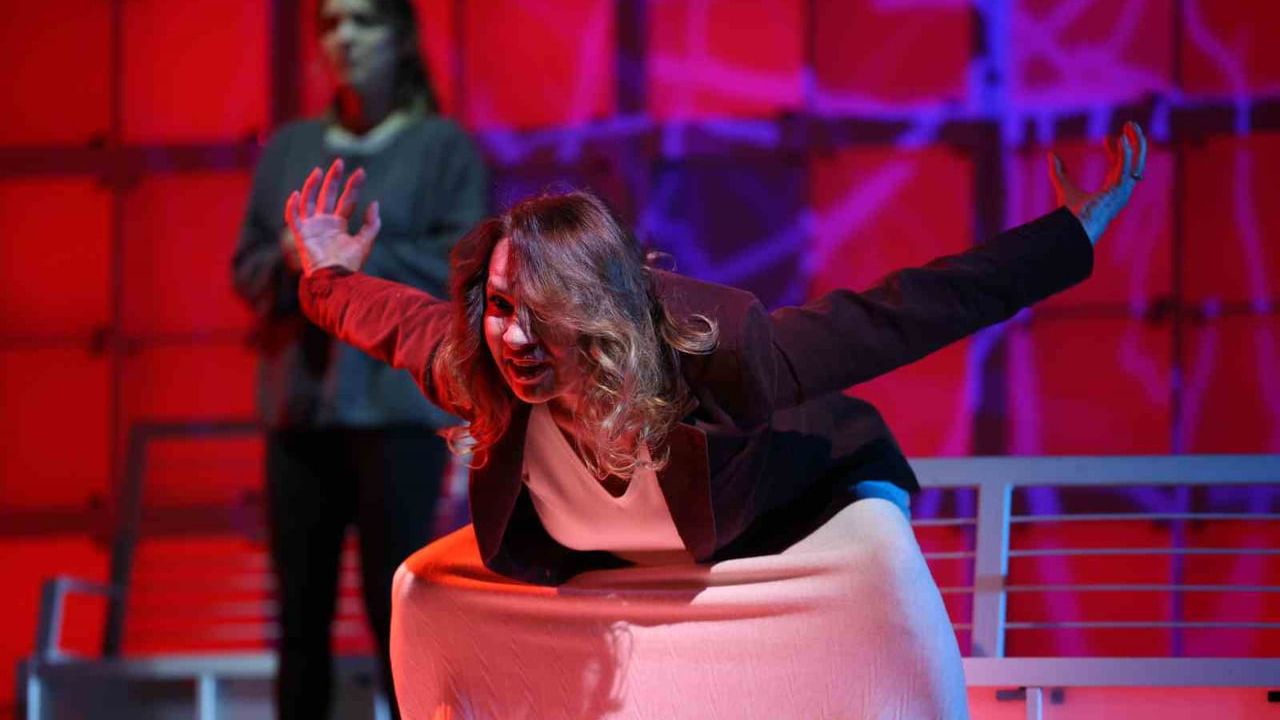 Kutsal İstanbul’da: Annelik Kaygılarını Sahneye Taşıyan Oyun