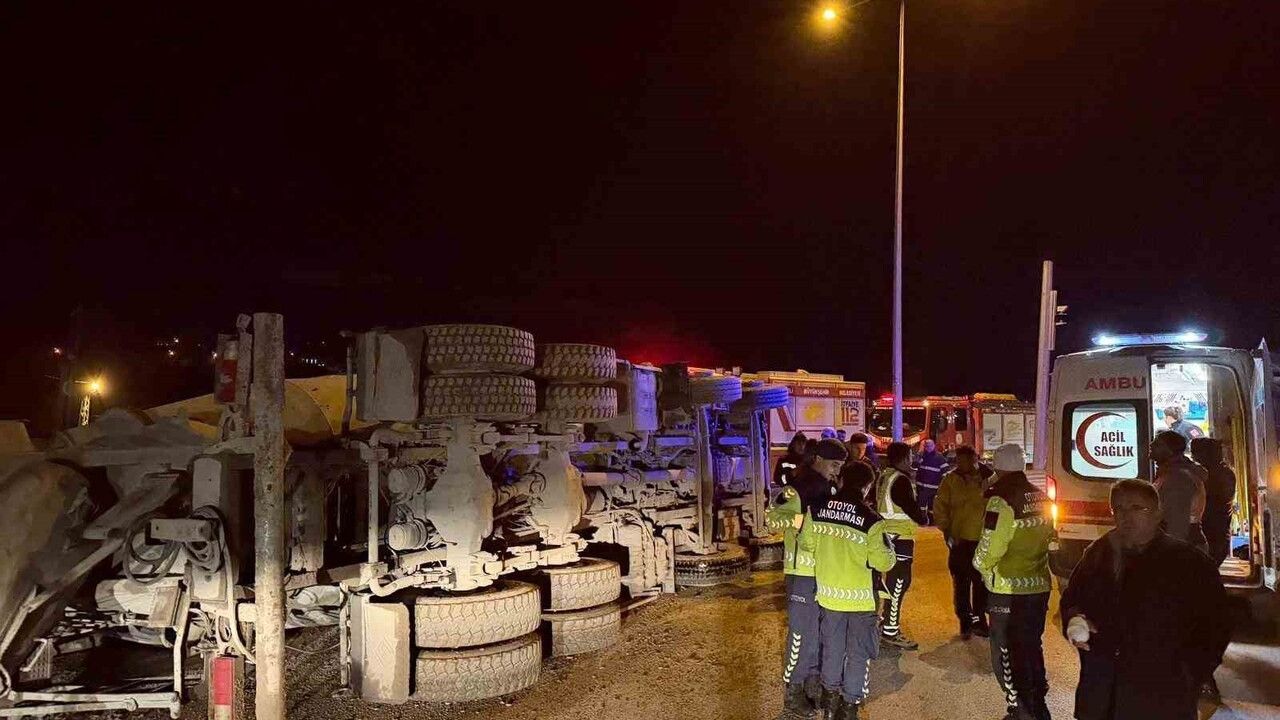 Kuzey Marmara Otoyolu'nda Beton Mikseri Devrildi: 2 Yaralı