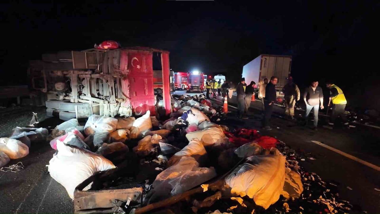 Kuzey Marmara Otoyolu’nda Kamyonet Devrildi: 2 Yaralı, Tekstil Ürünleri Yola Saçıldı