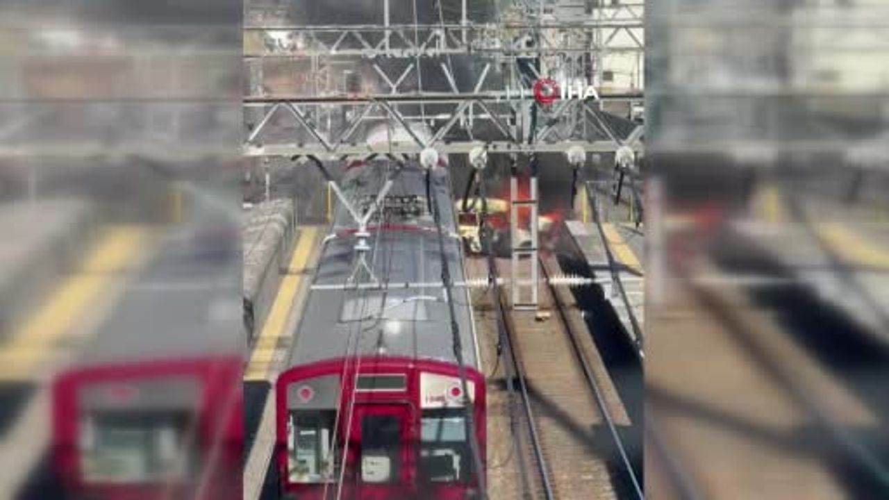 Kyoto’da Trenle Otomobil Çarpıştı — 1 Ağır Yaralı, Yaklaşık 100 Yolcu Tahliye Edildi