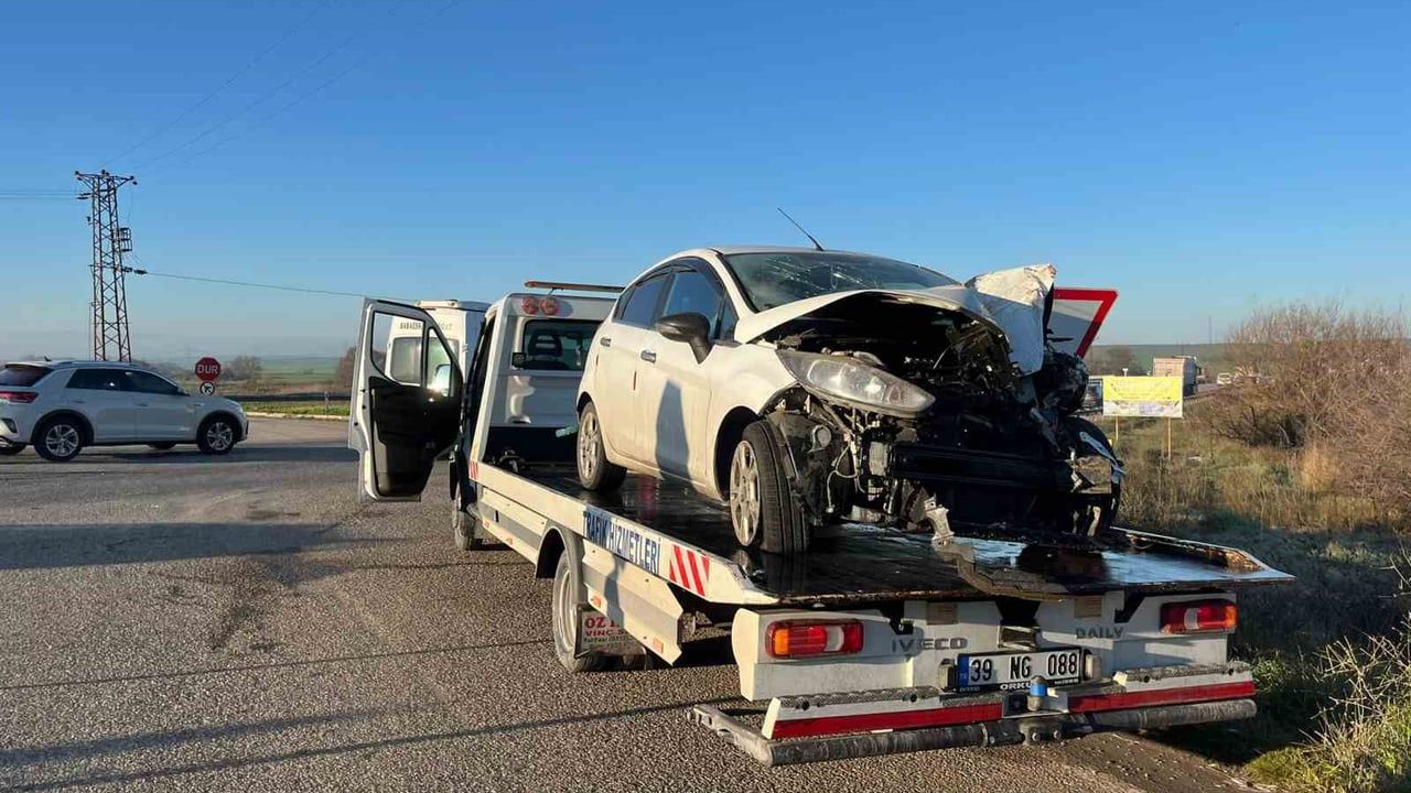 Lüleburgaz D100 Kırıkköy Kavşağı'nda Kaza — 2 Sürücü Yaralandı