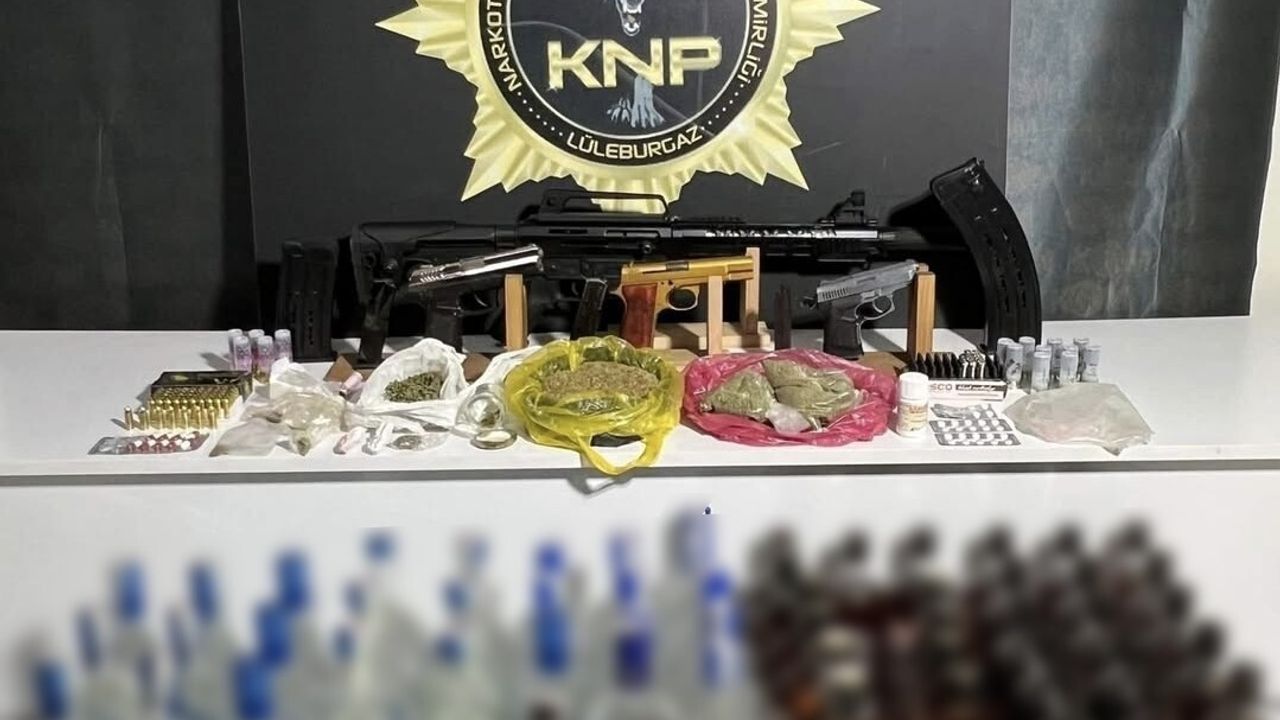 Lüleburgaz'da Narkotik Operasyonu: 20 Gözaltı, Silah, Uyuşturucu ve Kaçak İçki Ele Geçirildi