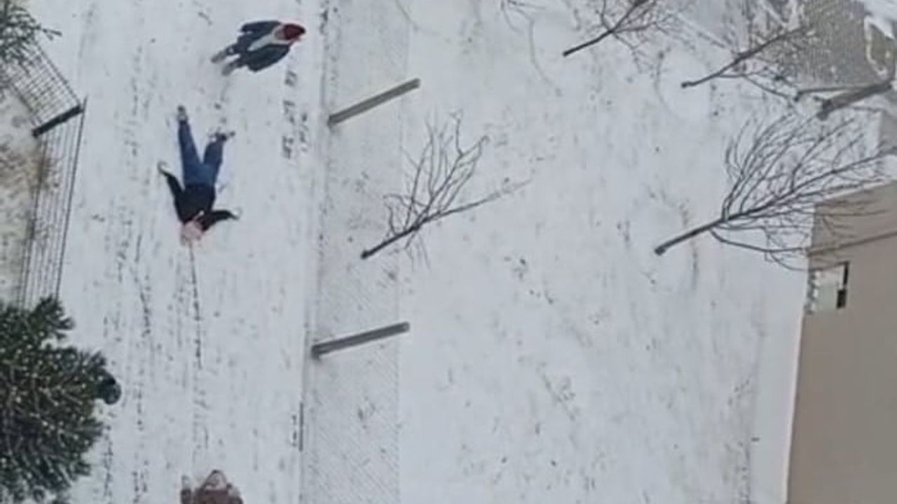 Malatya'da 1 Günlük Kar Tatili: Çocuklar Naylon Poşetlerle Kaydı