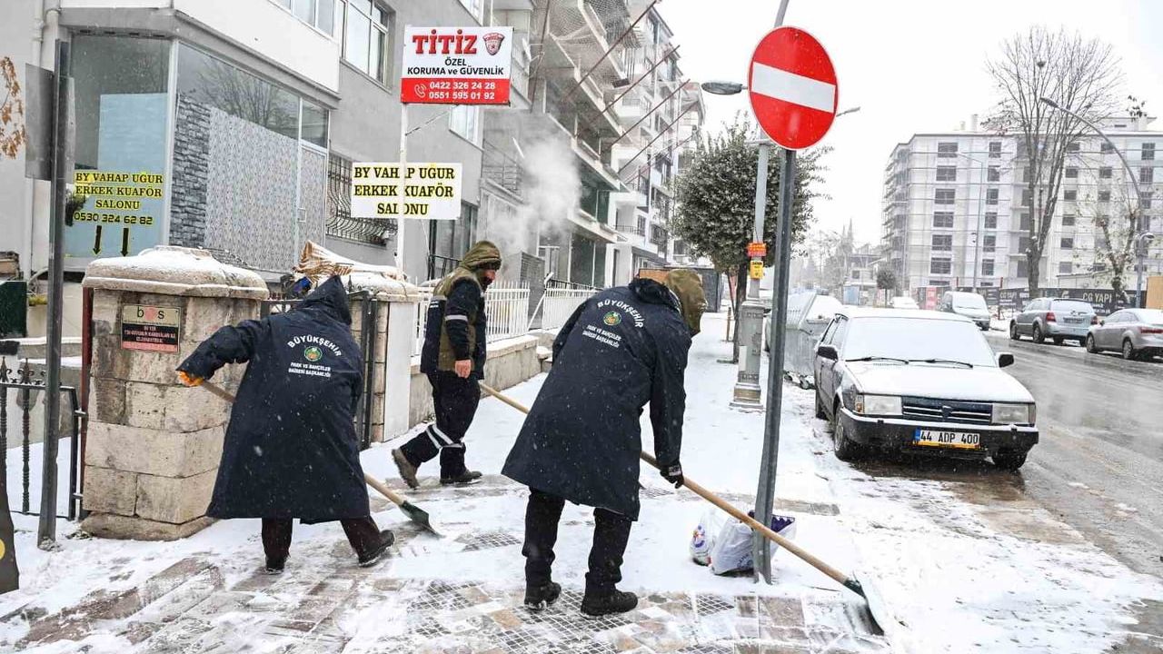 Malatya'da 149 Mahallede Karla Mücadele ve Yol Açma Çalışmaları