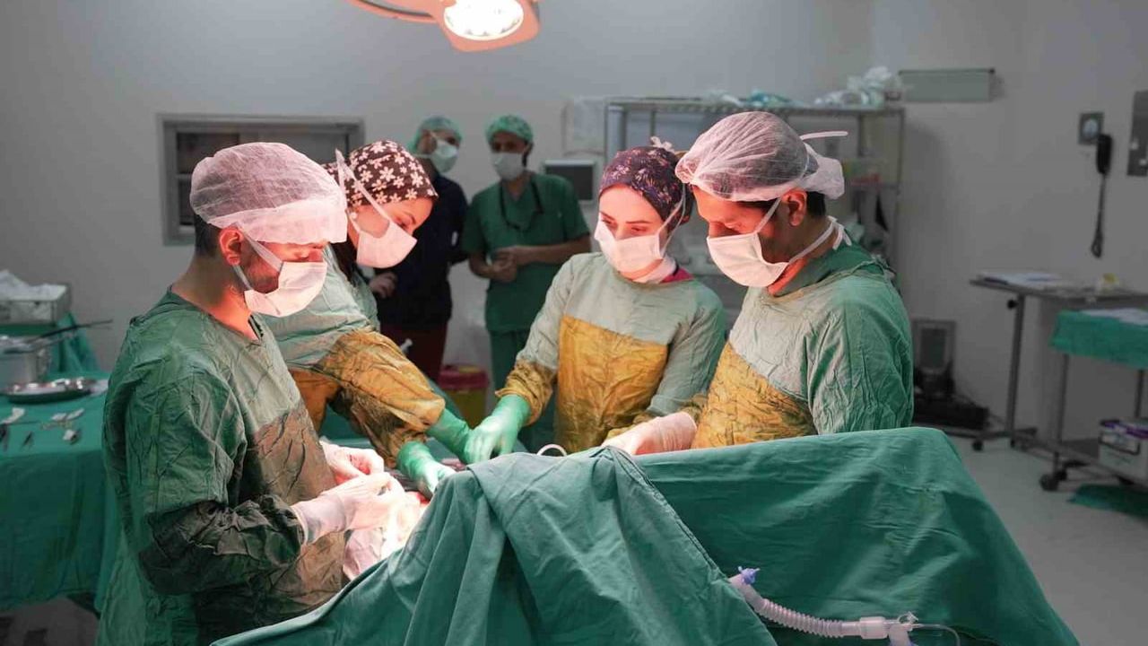 Malatya'da 2 kilo 200 gramlık dev tümör başarıyla çıkarıldı