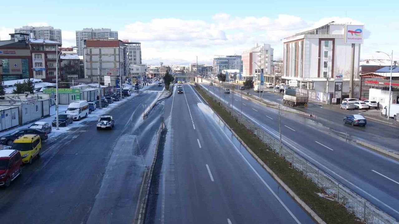 Malatya'da Buzlanma: 50’ye Yakın Servis Aracı Kazaya Karıştı