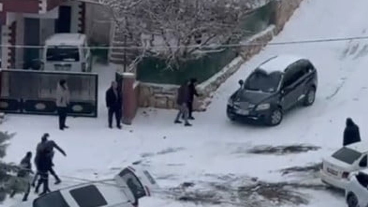 Malatya'da Buzlanma Kaza: Park Halindeki Araç Devrildi