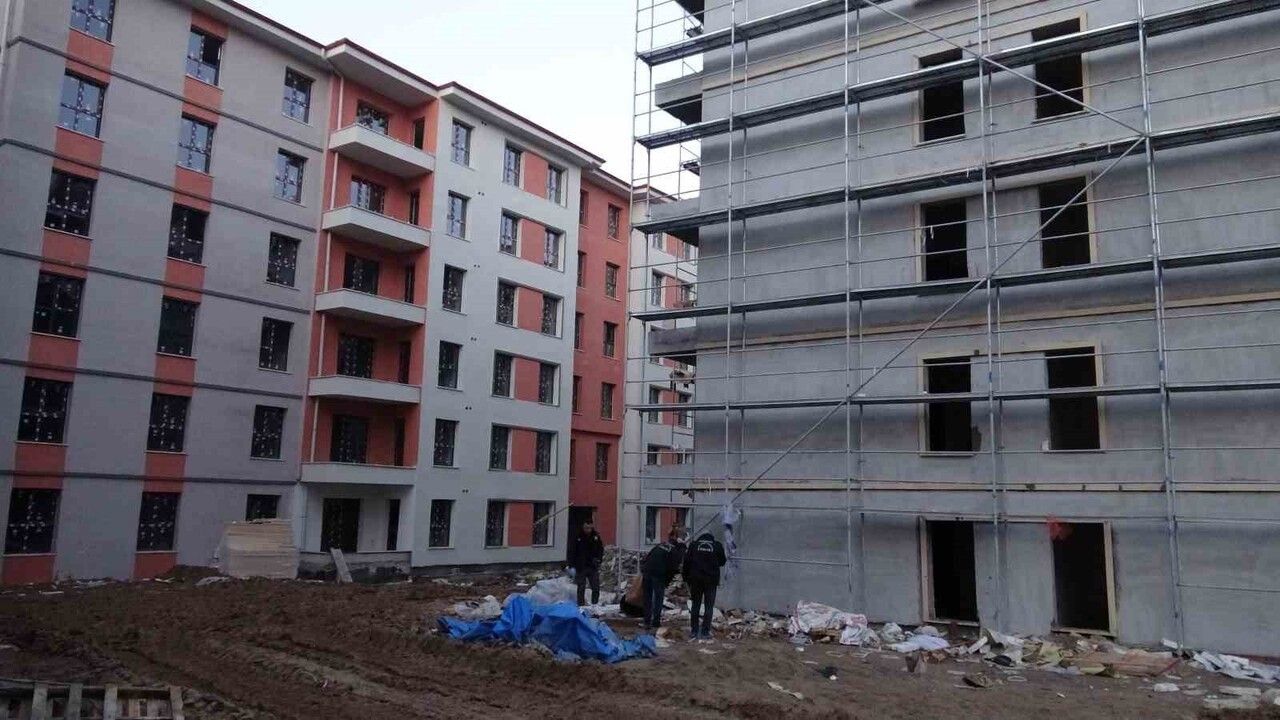 Malatya'da çatıdan düşen işçi ağır yaralandı