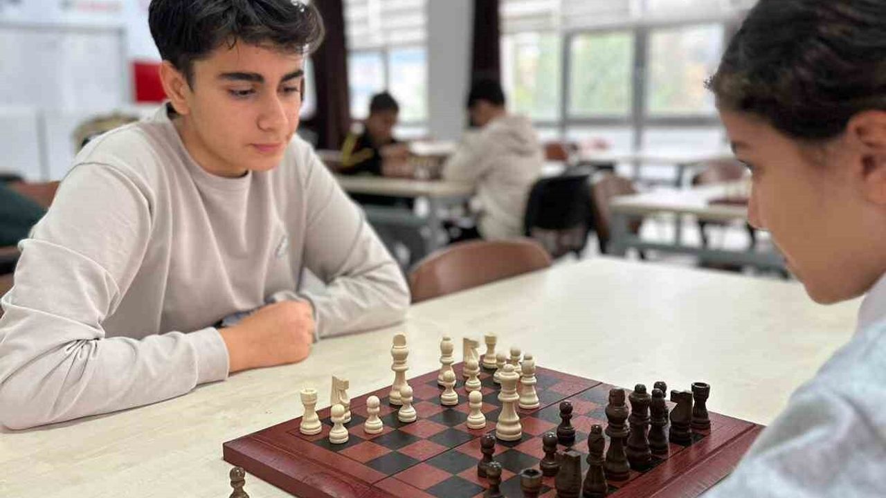 Malatya'da Gençler Kernek Külliyesi'nde Satranç Turnuvasında Kıyasıya Yarıştı