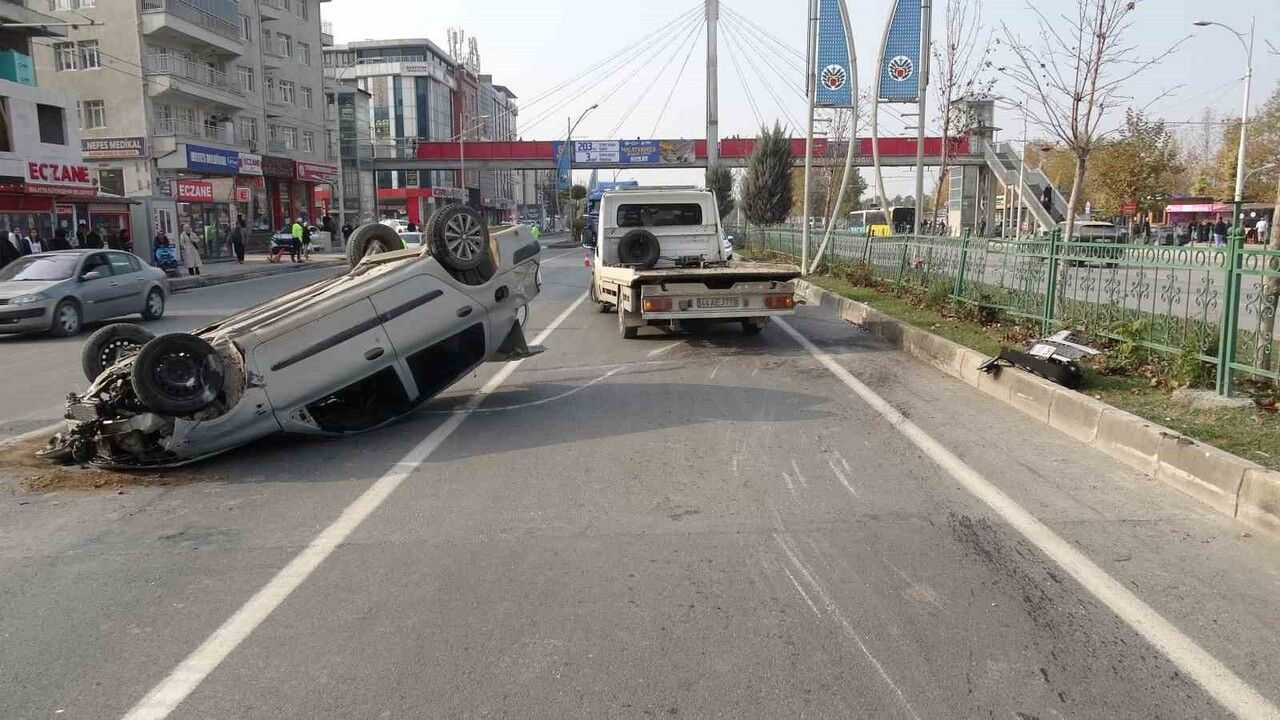 Malatya'da hafif ticari araç ile otomobil çarpıştı: 3 yaralı