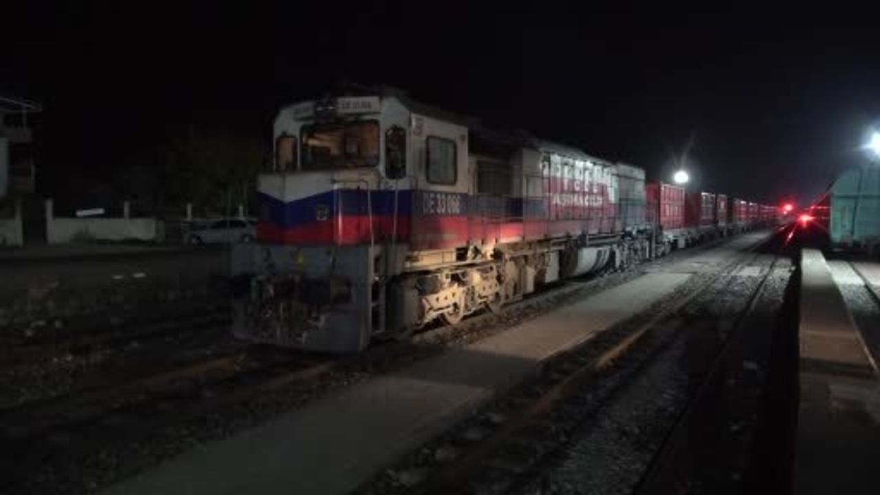 Malatya'da hemzemin geçitte tren otomobile çarptı: 5 yaralı