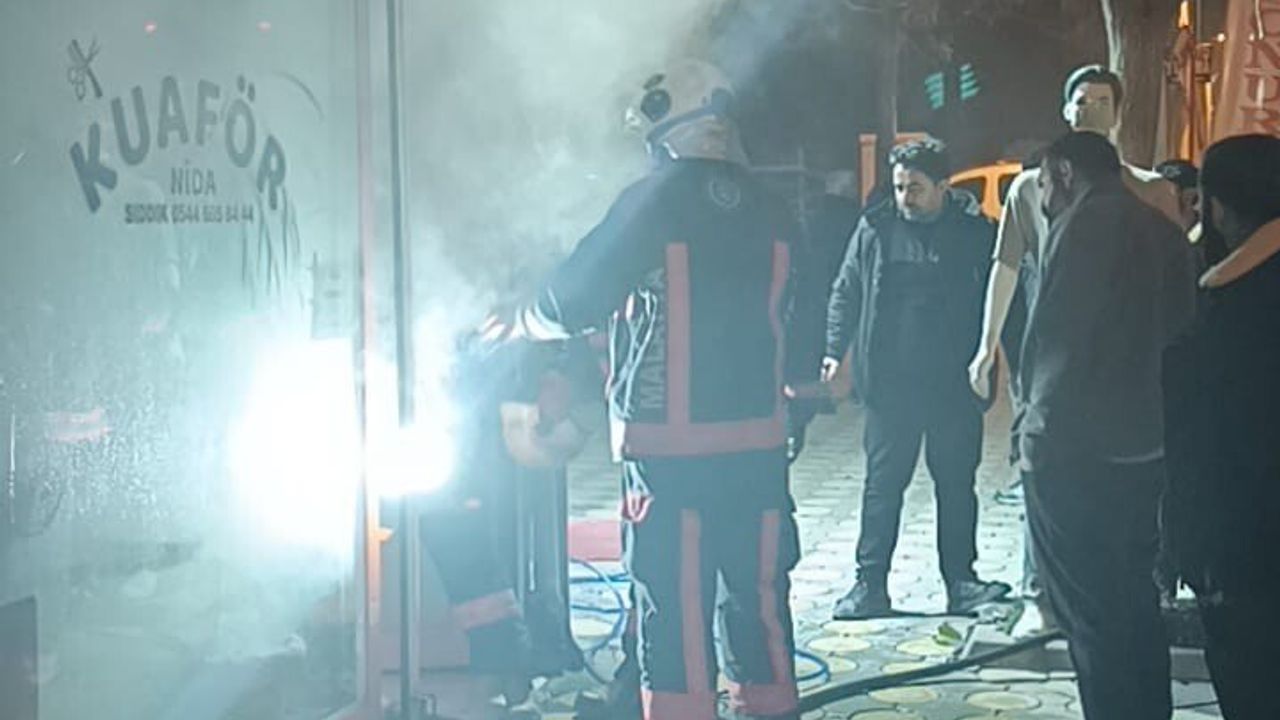 Malatya'da İş Yerinde Korkutan Yangın: İtfaiye Müdahalesiyle Söndürüldü