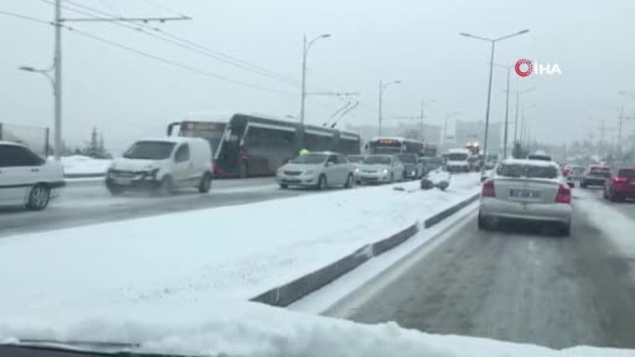 Malatya'da Kar Trafiği Felç Etti: Tuzlama Yetersiz, Kazalar Arttı