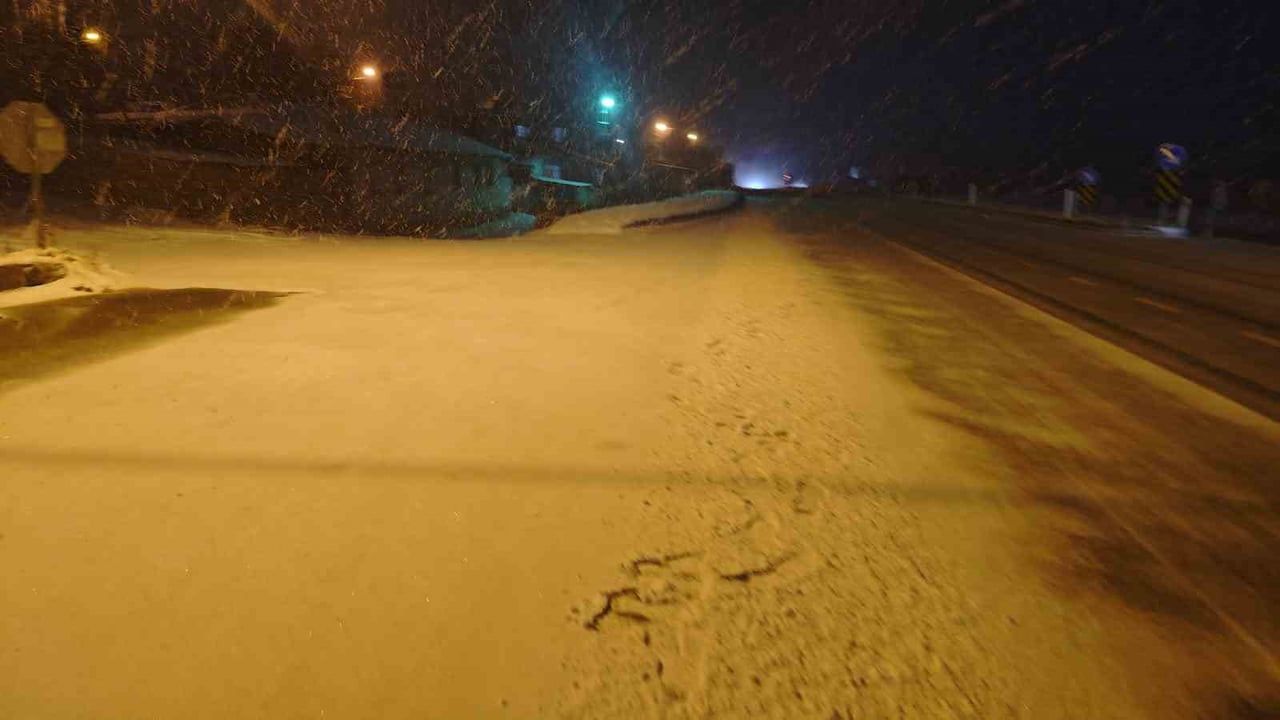 Malatya'da Kar Yağışı Sürüyor — Ulaşım Aksamaları, Yarım Metreyi Aşan Kar