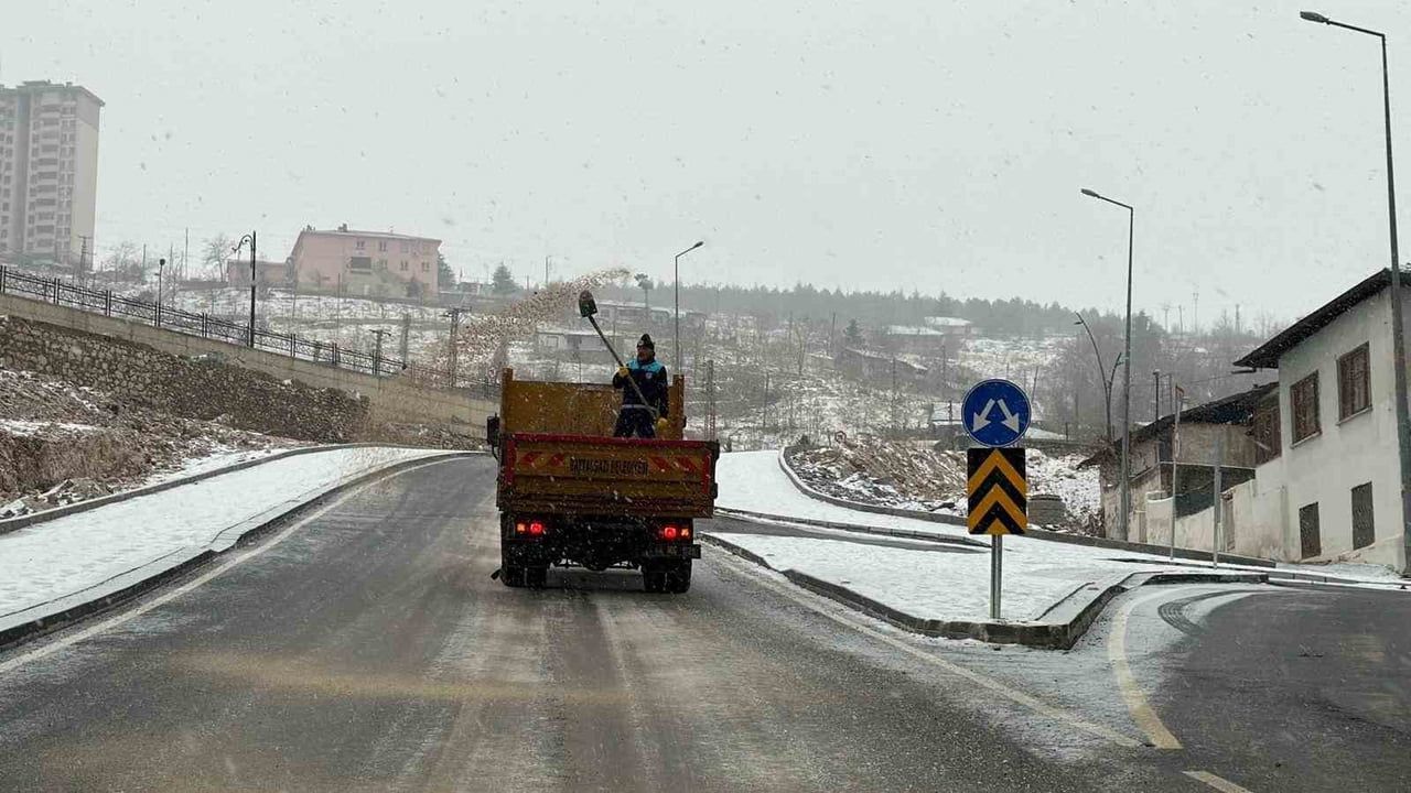 Malatya'da Karla Mücadele Sürüyor: Yollar Kapandı, 2 Bin 998 Personel Sahada