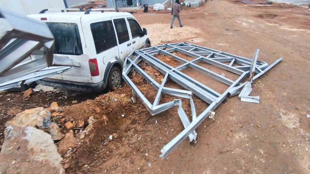 Malatya'da Kontrolden Çıkan Kamyon Devrildi: 1 Yaralı