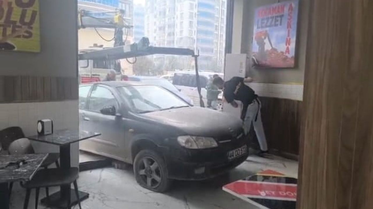 Malatya'da Otomobil Dönerciye Girdi: Güvenlik Kamerası Panik Anlarını Kaydetti