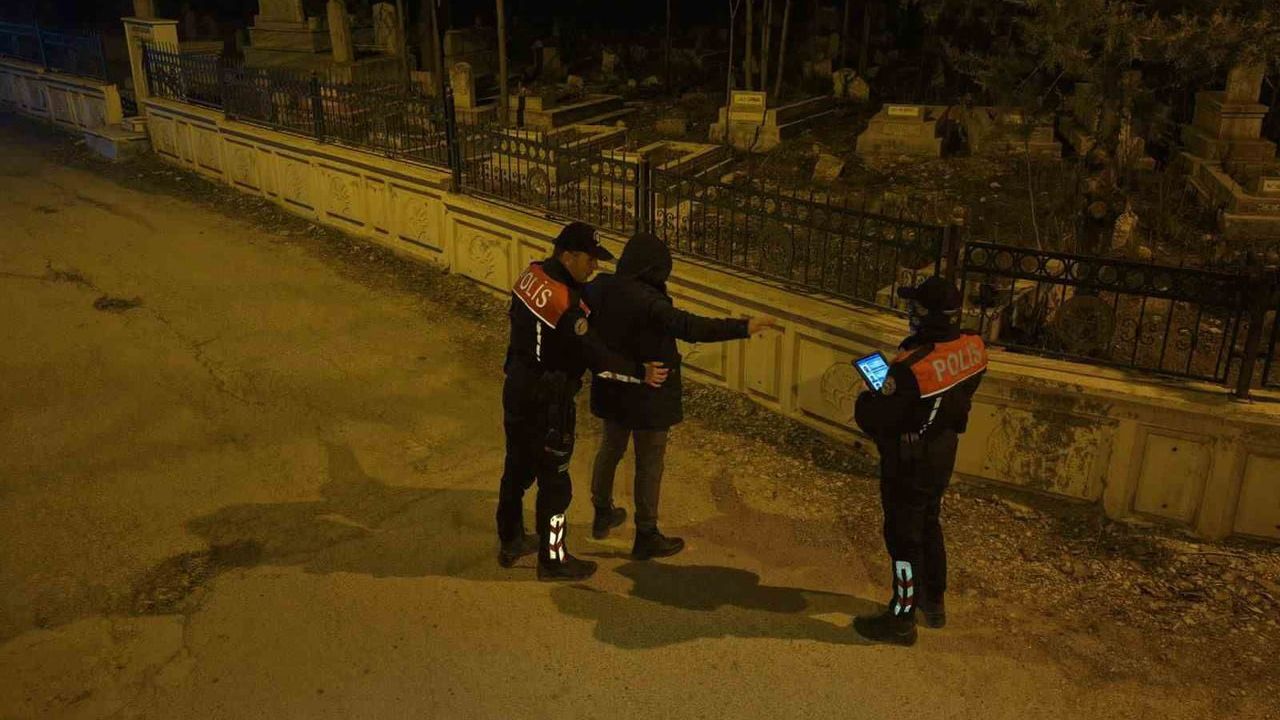Malatya'da Polis Denetimleri Sıklaştırıldı: Mezarlıklar ve Sokaklarda Güvenlik Artıyor